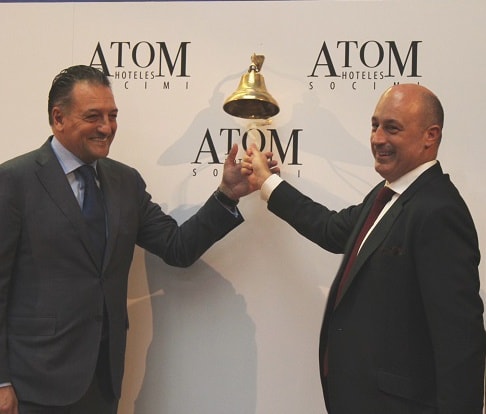 Eduardo Ozaita, de Bankinter, y Víctor Martí, presidente de GMA, en el toque de campana de ATOM Hoteles
